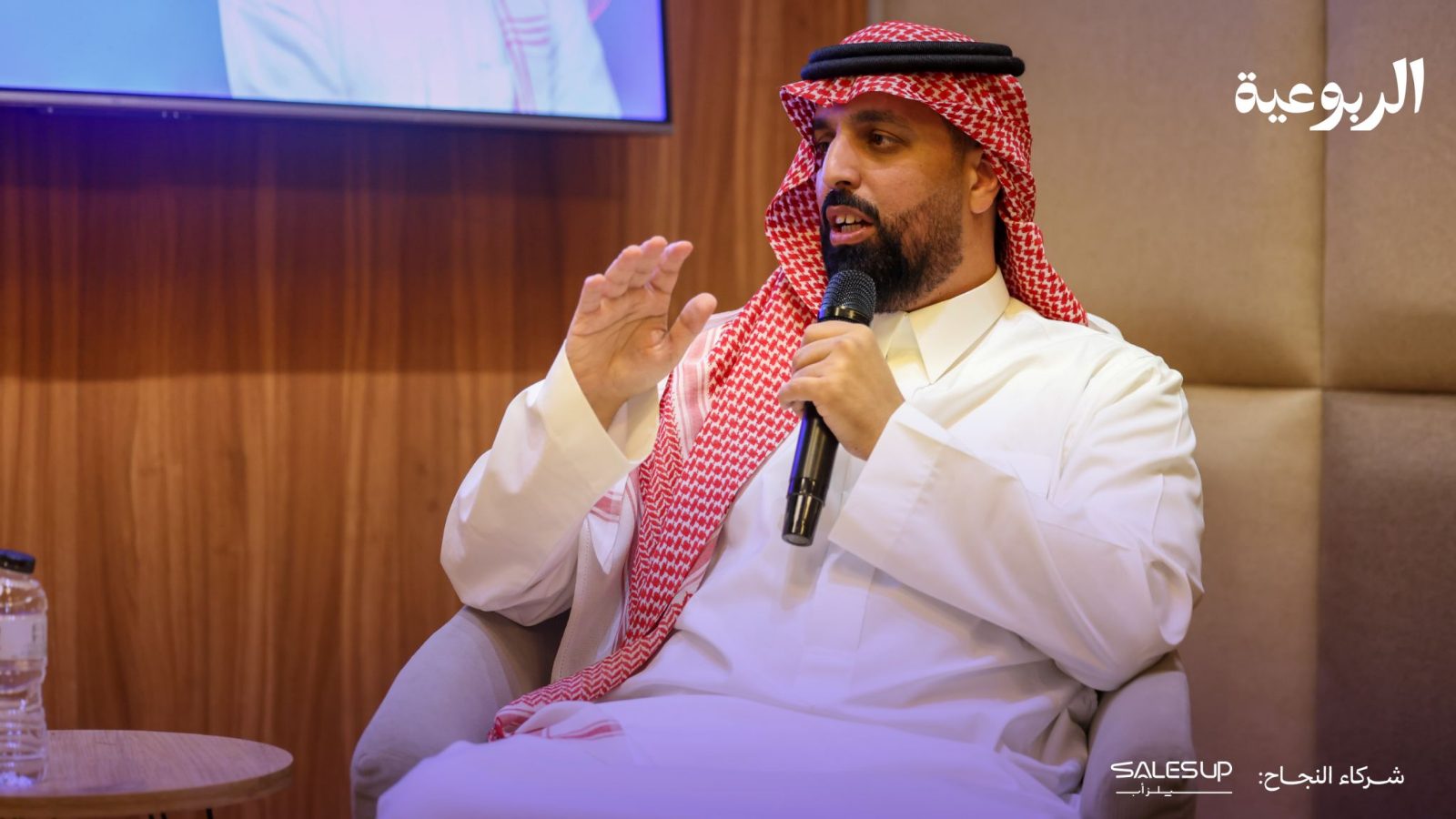 عبدالعزيز العدواني يتحدث بالمايكروفون خلال لقاء الربوعية