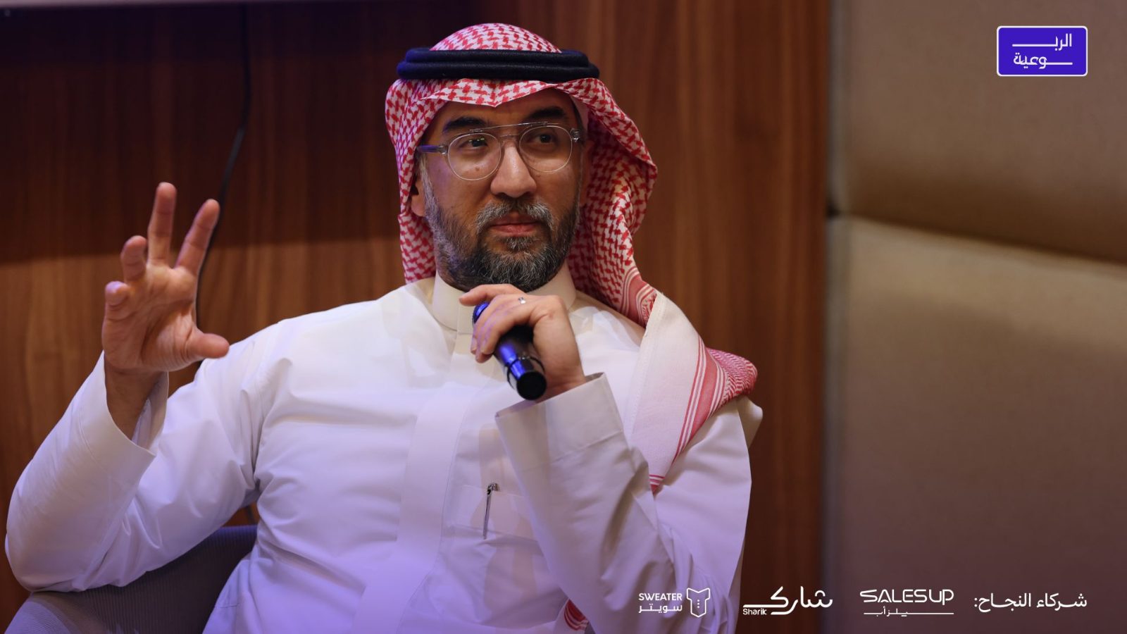 إبراهيم نياز يتحدث بالمايكروفون خلال لقاء الربوعية